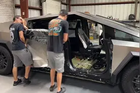 四万美金捡漏买一辆特斯拉Cybertruck，车身不锈钢材质还能防弹视频封面