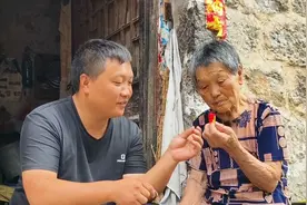 奶奶的身体好多了，看看今天送给她一件什么礼物？可把她愁坏了！视频封面