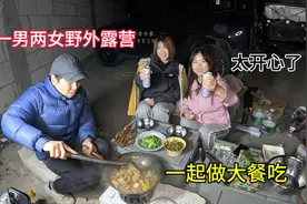 自驾旅行，一男两女在戈壁滩废弃房子里露营做大餐吃，太开心了！视频封面