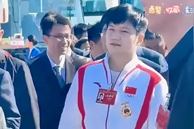 樊振东奥运服领奖蹲C位，合影超牌面，颁奖现场被追星视频封面