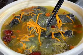 广东大厨教你炖乌鸡汤的正确做法，汤鲜味美，大人小孩都爱喝