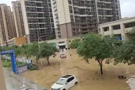 南方雨水频繁！小区水淹男子共享单车水中骑行，手进水了，咋办？视频封面