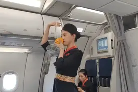 没有头等舱的飞机上，有甜美可爱的空中小姐视频封面