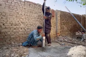 长期干旱的巴基斯坦最古法的手工打井方式。视频封面