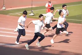 体育中考现场。看哭了，是孩子拼尽全力的样子视频封面