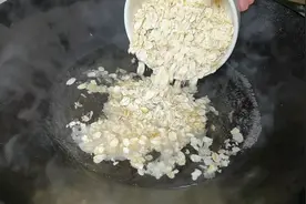 把燕麦片放进滚烫的开水里，教你个新做法，比包子简单比油条好吃