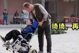 父亲紧紧握着儿子的手，却不知儿子已经走了。≠蝴蝶宝贝≠罕见病视频封面