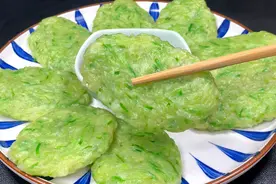 冬天要多吃萝卜，教你一个简单好吃的做法，无水无油，营养又解馋视频封面