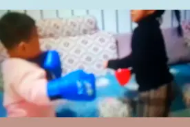 姐弟俩拳击比赛，弟弟打的姐姐无法招架。。视频封面