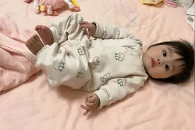 这孩子真棒，天天没事就翻身，或者摸自己的脚，还没到六个月的娃