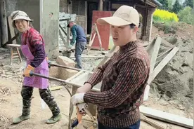 在工地干苦力的四川女人，她们能吃苦耐劳而又乐观开朗视频封面