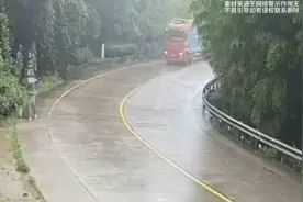 急弯超车！红车与死神擦肩，看两位老司机如何上演生死时速。视频封面