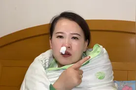 媳妇突然发高烧，昨天还穿短衣短裤，这下老实了，裹着被子都嫌冷视频封面