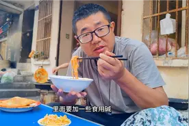 秦岭腹地的山阳县，县城规模大环境幽静，在早市吃糊汤配韭菜盒子