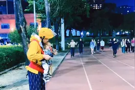 “带娃送餐的外卖小哥：用音乐传递爱与希望”视频封面