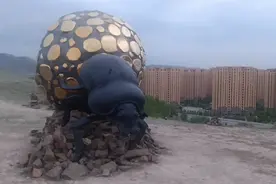 终于近距离看到了乌鲁木齐雕塑园山顶上的屎壳郎后腿蹬大球雕塑