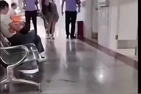 医院里，一名戴着手铐脚镣，弯着腰的年轻女子在做体检！