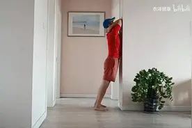 一个人的状态都在后背背着，教你一招搞定圆肩驼背，8天见效！