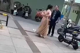 街头男子索要衣物逼女子当街脱衣崩溃现场视频封面