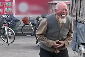 开封杂技爷爷，鼓楼吞钢珠，让人心酸