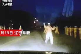 暴走团强占马路不让行，对司机指指点点，不料遇到狠茬子视频封面