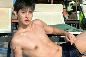 小鲜肉男模后台拍写真花絮曝光！太撩人！好身材肌肉一览 无余！视频封面