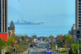 大连港东五街看航空母舰