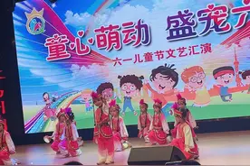 哈哈，裤子卡屁股啦