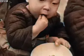 河南大饥荒真实录像，灾民吃野菜啃树皮，三百万人饿死视频封面