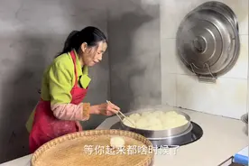 镜头下的农村母亲，不怕苦不怕累，日复一日为家默默付出着！视频封面