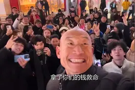 为何冬泳怪鸽能被网友奉为圣人？下跪救父，千万粉丝却家徒四壁