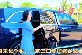 60后阿姨化个精致的淡妆，穿上自已喜欢的裙子，简直是判若两人