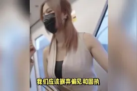 北京地铁上辱骂民工的赵某已经被帽子叔叔带走