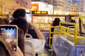 华灯初上，在香港坐观光巴士从中环到尖沙咀通过深海隧道，带劲儿