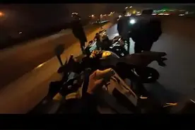 这交警真厉害啊  看来法律法规是交警规定的  原厂排气都让拆😂