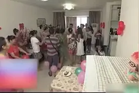 因为一件小事，新娘竟大闹婚礼现场，还让新郎给自己下跪！视频封面