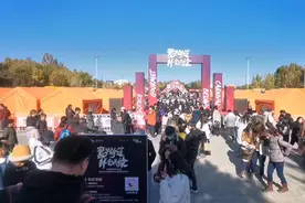 朝阳公园举办美食节，进入广场29块九一张门票，别说，人还真多视频封面