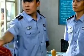 警察在查验民众身份证时，必须出示执法证件，又学到一条法律知识