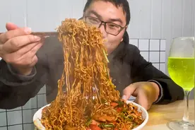 方便面先蒸后炒，加上捆蹄，火腿和香菜，吃起来真带劲
