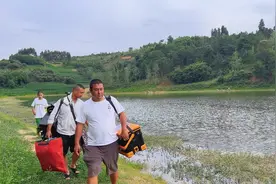 带娃给新钓箱开张：高高兴兴钓鱼来 丧嘴摜脸会家去哈哈哈哈哈视频封面