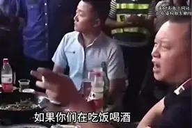 城管要搬走客人吃饭的桌子，理由是店家占道经营，看大哥怎么说视频封面