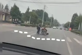 现在碰瓷这么大胆了吗，大爷推着轮椅直勾勾的就往视频车这来了视频封面