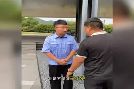 老板把欺负员工的主管开除了。