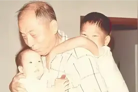 1967年，张学良和两个孙子的合影照，66岁的他满脸都是幸福