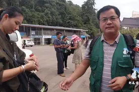 去老挝旅行100元人民币换12万4千老挝币不小心成了百万富翁视频封面