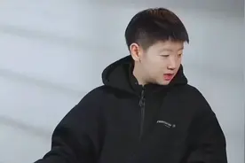 元气满满的帅气少年，黑色卫衣穿搭，尽显青春活力！