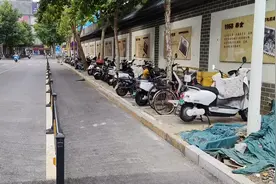 二七纪念塔二七广场，周边配套的免费停车处，仅限电动车自行车哟