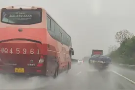 雨天开车上路要注意什么？斯令现场演示，切记车上这几个功能！ #每天一个用车知识 #驾驶技巧视频封面