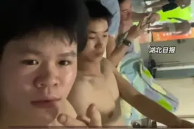 东北部分地区光速入夏，地表温度最高达65℃。大学生称坐着就流汗，多所高校无空调且未计划安装，有学生在操场打地铺睡觉。（剪辑：祁泉）视频封面