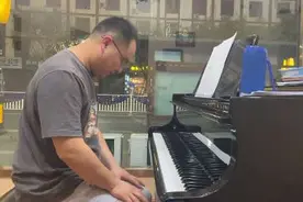 今天的钢琴课上完，老师给我表演了一首《出埃及记》太帅了